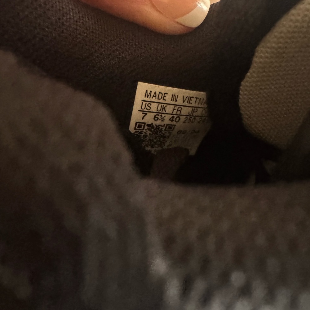 Adidas Black and White Retro Sneakers - Picture 4 of 4